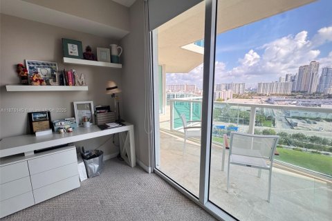 Condo in Sunny Isles Beach, Florida, 2 bedrooms  № 1994939 - photo 12