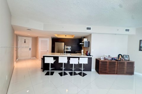 Condo in Sunny Isles Beach, Florida, 2 bedrooms  № 1994939 - photo 4