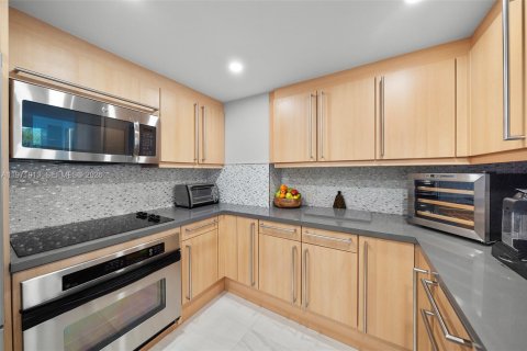 Condo in Miami Beach, Florida, 2 bedrooms № 2034112 - photo 16