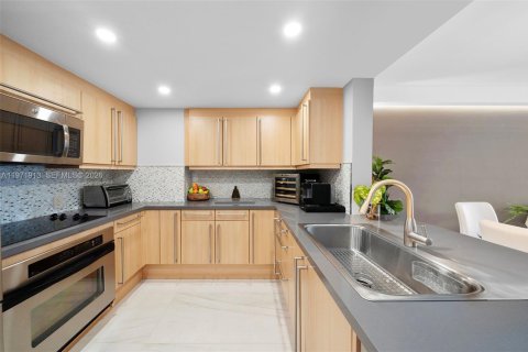 Condo in Miami Beach, Florida, 2 bedrooms № 2034112 - photo 17