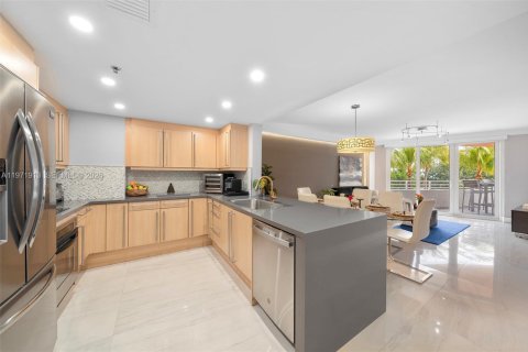 Condo in Miami Beach, Florida, 2 bedrooms № 2034112 - photo 3