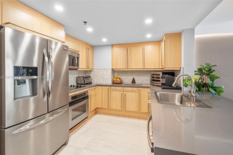 Condo in Miami Beach, Florida, 2 bedrooms № 2034112 - photo 14