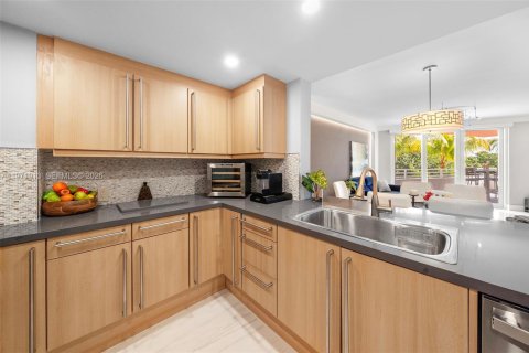 Condo in Miami Beach, Florida, 2 bedrooms № 2034112 - photo 15