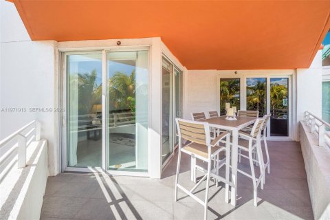 Condo in Miami Beach, Florida, 2 bedrooms № 2034112 - photo 11