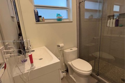 Casa en venta en Miami, Florida, 5 dormitorios, 217.11 m2 № 1875640 - foto 9