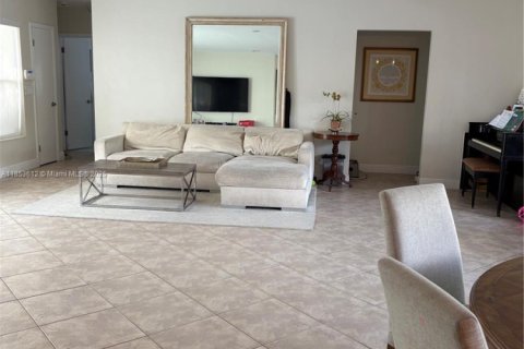 Casa en venta en Miami, Florida, 5 dormitorios, 217.11 m2 № 1875640 - foto 10