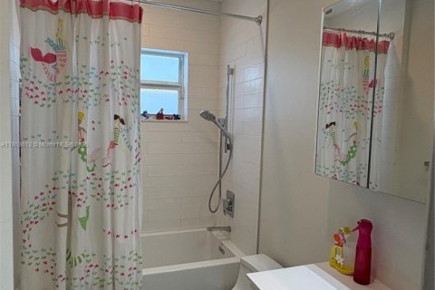 Casa en venta en Miami, Florida, 5 dormitorios, 217.11 m2 № 1875640 - foto 5