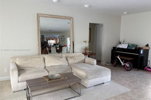 Casa en venta en Miami, Florida, 5 dormitorios, 217.11 m2 № 1875640 - foto 1