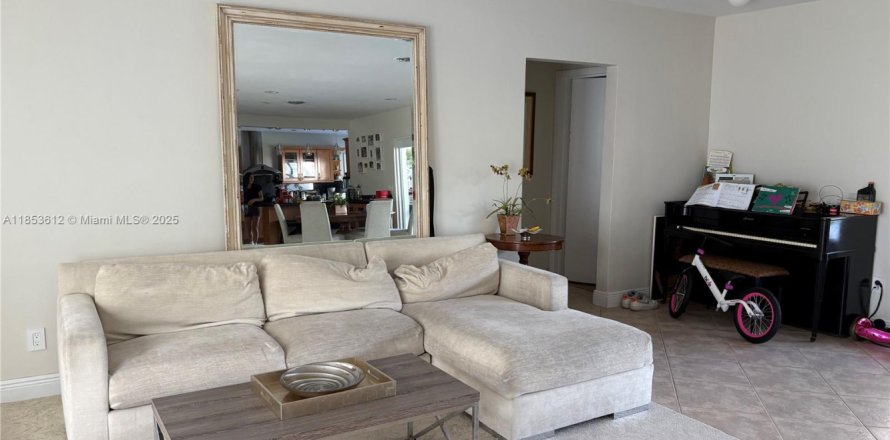 House in Miami, Florida 5 bedrooms, 217.11 sq.m. № 1875640