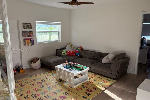 Casa en venta en Miami, Florida, 5 dormitorios, 217.11 m2 № 1875640 - foto 12