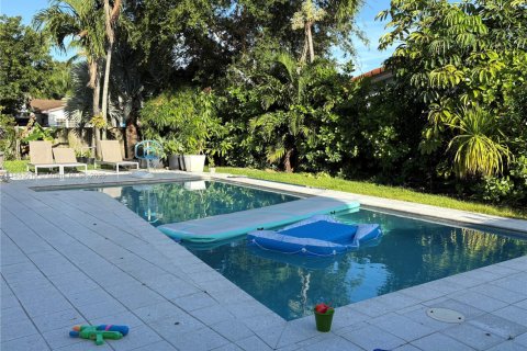 Casa en venta en Miami, Florida, 5 dormitorios, 217.11 m2 № 1875640 - foto 7