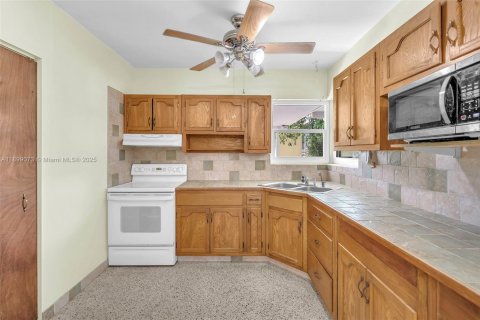 Villa ou maison à vendre à Miami, Floride: 3 chambres, 145.76 m2 № 1951318 - photo 13
