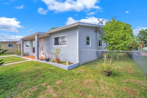 Villa ou maison à vendre à Miami, Floride: 3 chambres, 145.76 m2 № 1951318 - photo 2