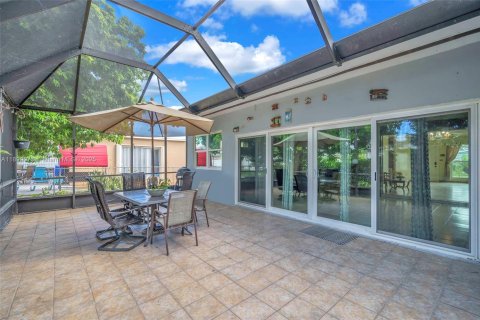 Villa ou maison à vendre à Miami, Floride: 3 chambres, 145.76 m2 № 1951318 - photo 28