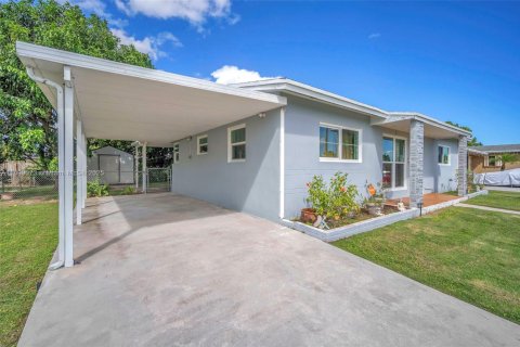 Villa ou maison à vendre à Miami, Floride: 3 chambres, 145.76 m2 № 1951318 - photo 3