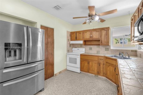 Villa ou maison à vendre à Miami, Floride: 3 chambres, 145.76 m2 № 1951318 - photo 12