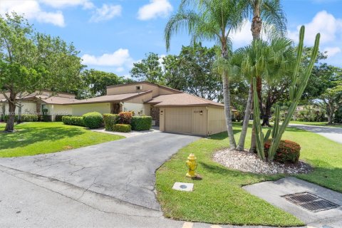 House in Tamarac, Florida 3 bedrooms, 184.5 sq.m. № 1954807 - photo 1