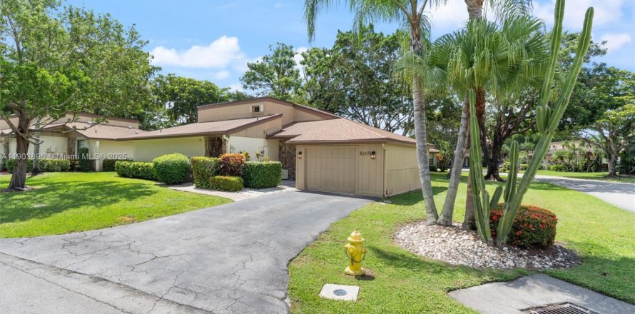 House in Tamarac, Florida 3 bedrooms, 184.5 sq.m. № 1954807