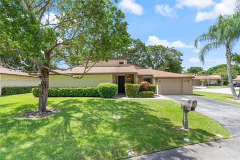 House in Tamarac, Florida 3 bedrooms, 184.5 sq.m. № 1954807 - photo 2