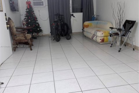 Condo in North Miami, Florida, 3 bedrooms № 2057127 - photo 12