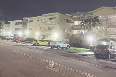 Condo in North Miami, Florida, 3 bedrooms № 2057127 - photo 1