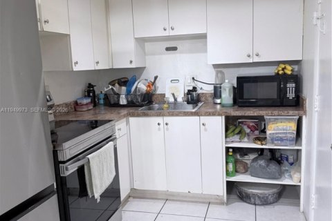Condo in North Miami, Florida, 3 bedrooms № 2057127 - photo 8