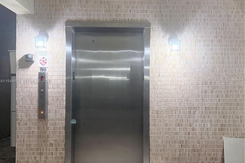 Condo in North Miami, Florida, 3 bedrooms № 2057127 - photo 3