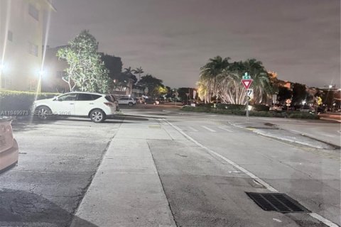 Condo in North Miami, Florida, 3 bedrooms № 2057127 - photo 25