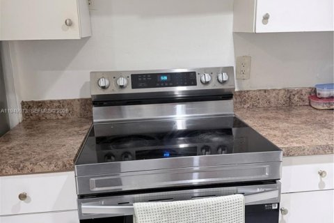 Condo in North Miami, Florida, 3 bedrooms № 2057127 - photo 10