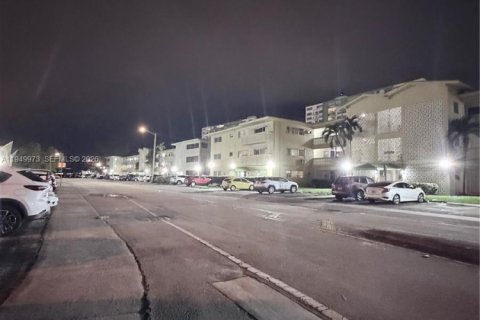 Condo in North Miami, Florida, 3 bedrooms № 2057127 - photo 23