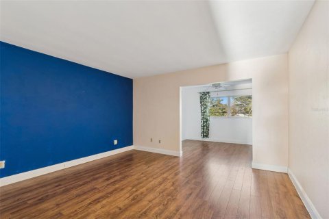 Condo in Saint Petersburg, Florida, 1 bedroom № 2151087 - photo 14