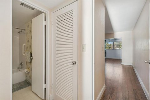 Condo in Saint Petersburg, Florida, 1 bedroom № 2151087 - photo 11