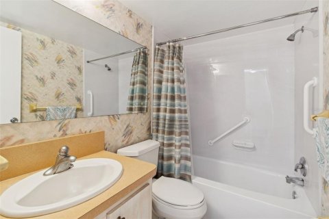 Condo in Saint Petersburg, Florida, 1 bedroom № 2151087 - photo 12