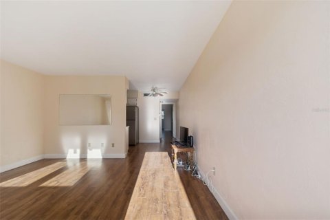 Condo in Saint Petersburg, Florida, 1 bedroom № 2151087 - photo 3