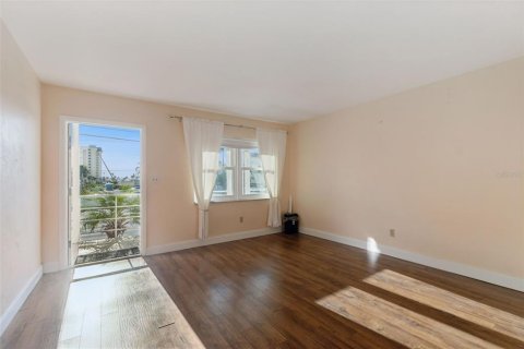 Condo in Saint Petersburg, Florida, 1 bedroom № 2151087 - photo 5