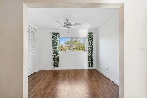 Condo in Saint Petersburg, Florida, 1 bedroom № 2151087 - photo 16