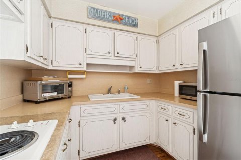 Condo in Saint Petersburg, Florida, 1 bedroom № 2151087 - photo 9