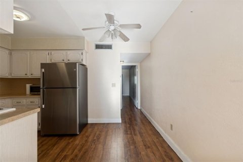 Condo in Saint Petersburg, Florida, 1 bedroom № 2151087 - photo 6