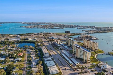 Condo in Saint Petersburg, Florida, 1 bedroom № 2151087 - photo 26