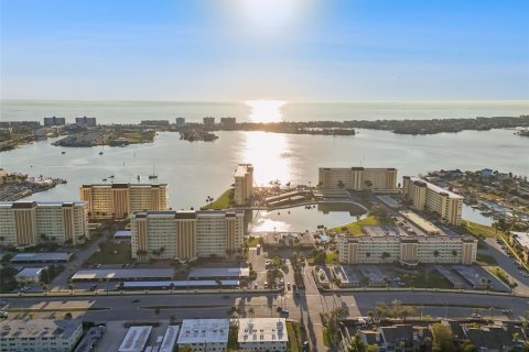 Condo in Saint Petersburg, Florida, 1 bedroom № 2151087 - photo 25