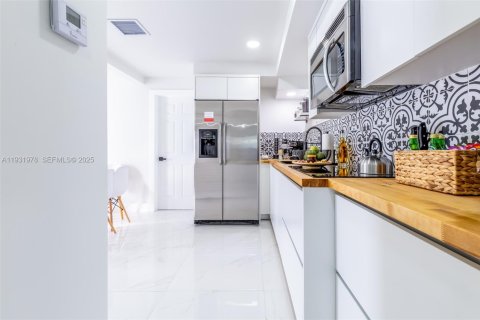 Commercial property in Miami, Florida 107.77 sq.m. № 1990465 - photo 13