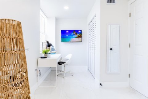 Commercial property in Miami, Florida 107.77 sq.m. № 1990465 - photo 7