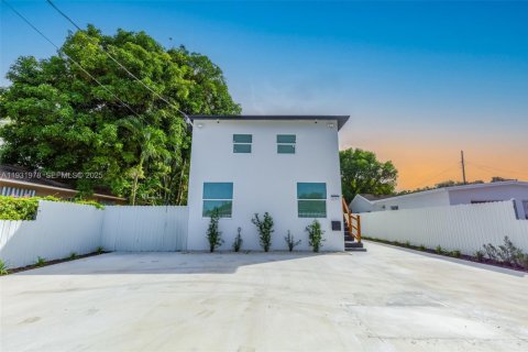 Commercial property in Miami, Florida 107.77 sq.m. № 1990465 - photo 2