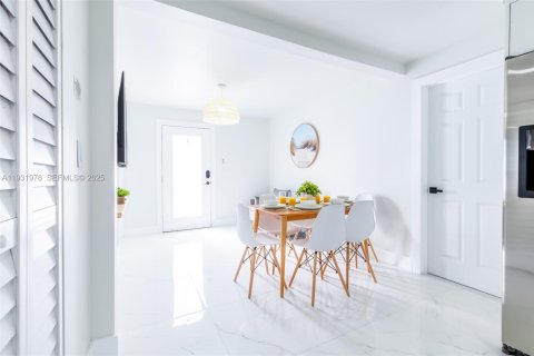 Commercial property in Miami, Florida 107.77 sq.m. № 1990465 - photo 6