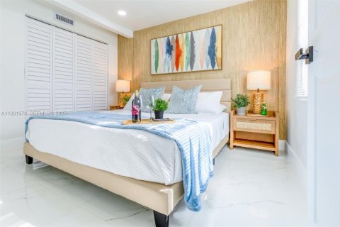 Commercial property in Miami, Florida 107.77 sq.m. № 1990465 - photo 10