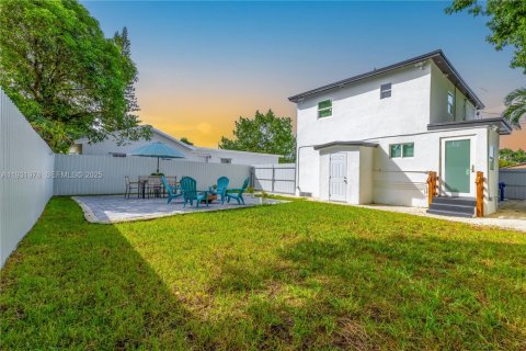 Commercial property in Miami, Florida 107.77 sq.m. № 1990465 - photo 16