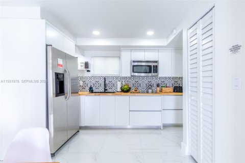 Commercial property in Miami, Florida 107.77 sq.m. № 1990465 - photo 14