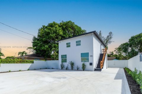 Commercial property in Miami, Florida 107.77 sq.m. № 1990465 - photo 1