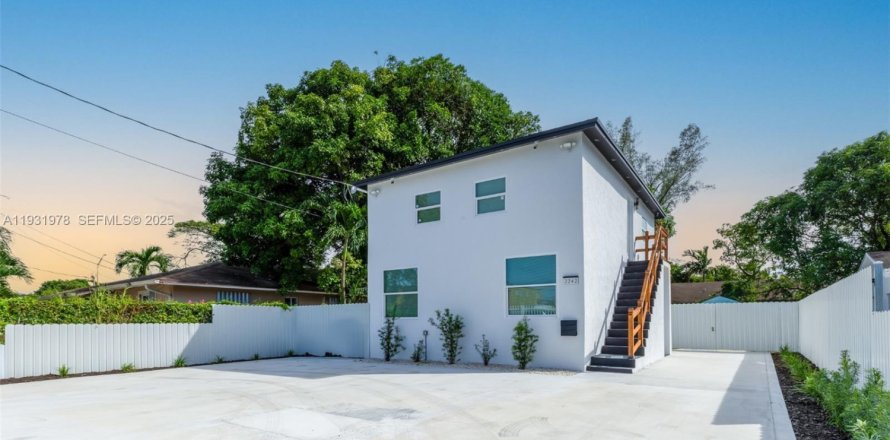 Commercial property in Miami, Florida 107.77 sq.m. № 1990465