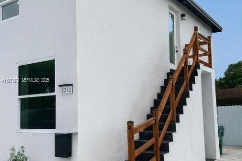 Commercial property in Miami, Florida 107.77 sq.m. № 1990465 - photo 3